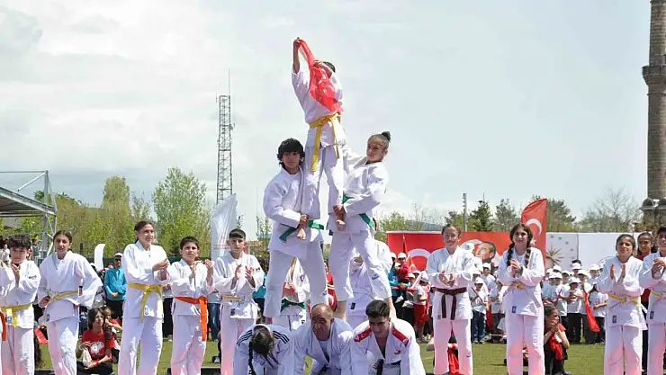 Kars'ta 19 Mayıs Coşkuyla Kutlandı: Gençlik ve Spor Bayramı Etkinlikleri Renkli Görüntülere Sahne Oldu