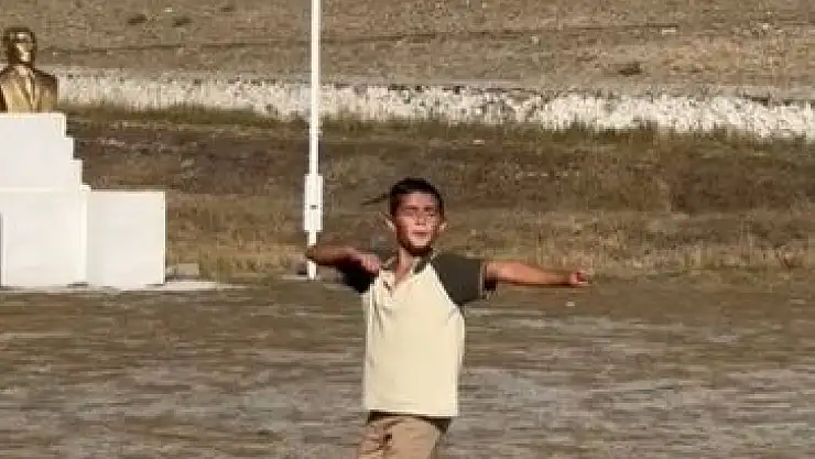 Kars'ta 5. sınıf öğrencisinin Kafkas dansı sosyal medyayı salladı!