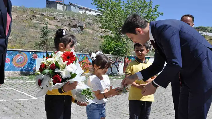 Kars'ta 55 Bin Öğrenci Öğretim Yılını Tamamlayarak Karnelerini Aldı