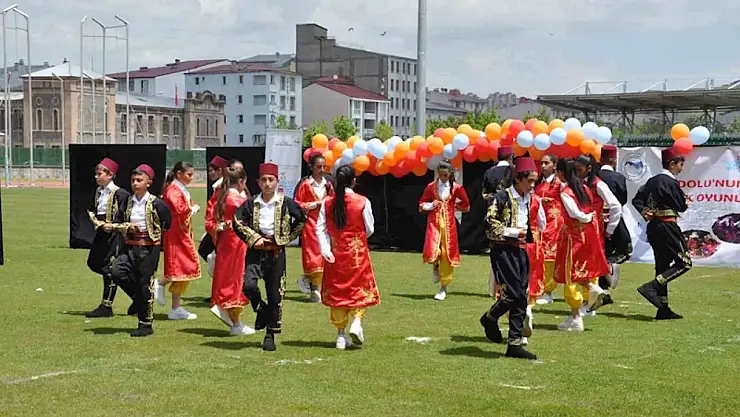 Kars'ta 924 Öğrencinin Katılımıyla Renkli Halk Oyunları Şenliği Başladı!