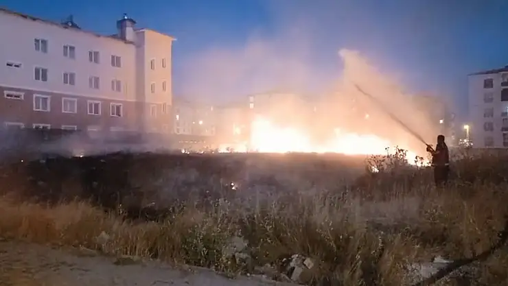 Kars'ta Anız Yangını Paniğe Neden Oldu, İtfaiye Hızla Müdahale Etti