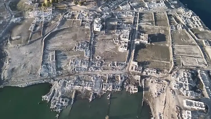 Kars'ta Baraj Sularının Çekilmesi Eski Karakurt Köyünü Gün Yüzüne Çıkardı