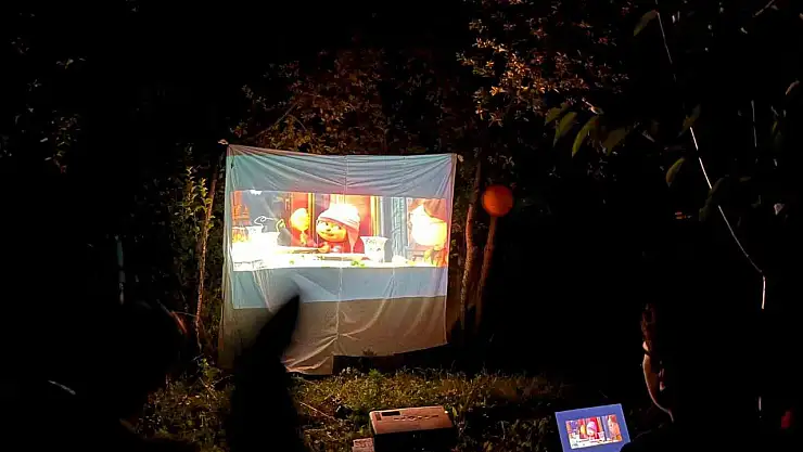 Kars'ta Bir Öğretmenden Yaz Akşamında Çocuklara Sinema Şöleni