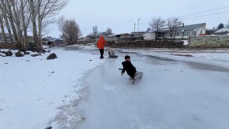Kars'ta buz tutan derede tatil coşkusu