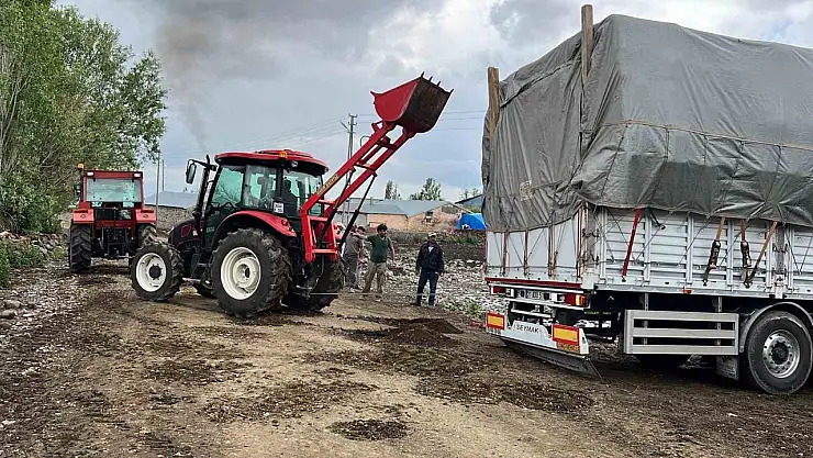 Kars'ta Çamura Seken Tır, Köylülerin Destekleriyle Kurtarıldı!