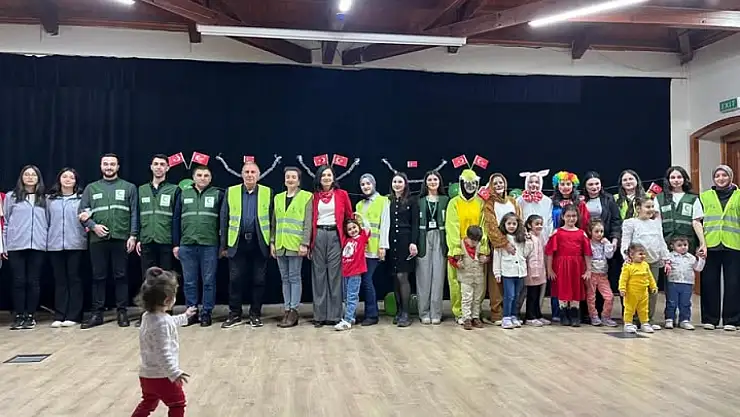 Kars'ta çocuk şenliği, renkli görüntülere sahne oldu.