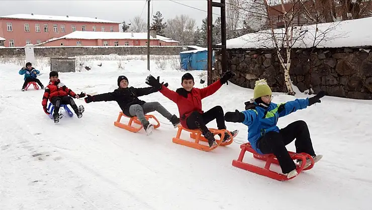 Kars'ta çocuklar kızaklarla eğlendi