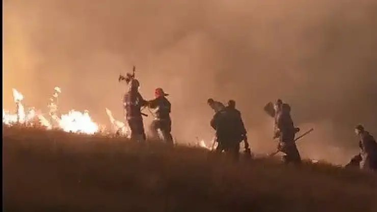 Kars'ta Ermenistan sınırındaki örtü yangını korku dolu anlar yaşattı, muhalefet ve itfaiye birlikte müdahale etti