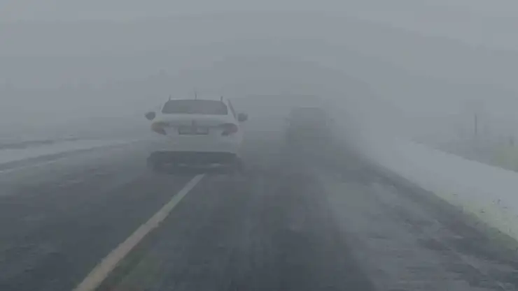 Kars'ta Etkili Olan Sis ve Kar Yağışı Uçuşları İptal Etti, Sürücülere Zor Anlar Yaşattı