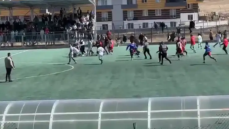Kars'ta futbol karşılaşması kavgayla sona erdi