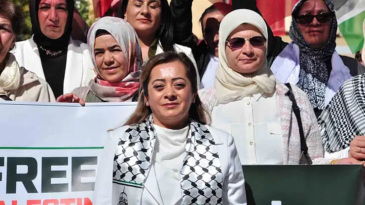 Kars'ta Gazze için sessiz çığlık etkinliğiyle kadınlar zulme karşı birleşti