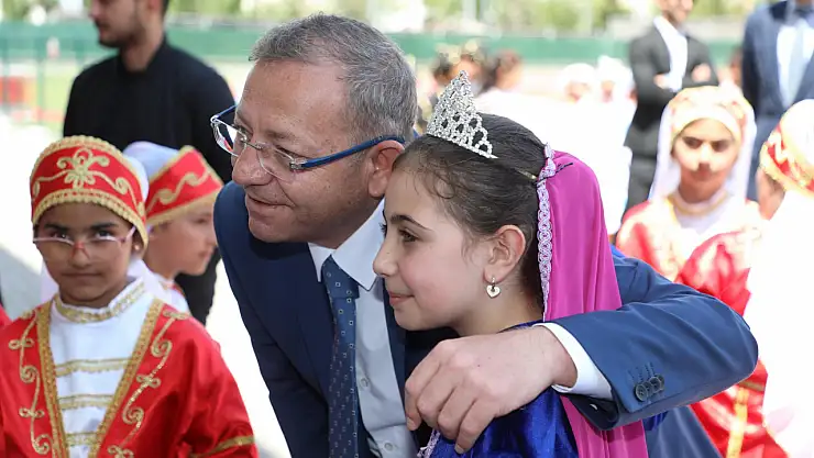 Kars'ta Halk Oyunları Şenliği ile Kültürel Zenginlikler Kutlandı