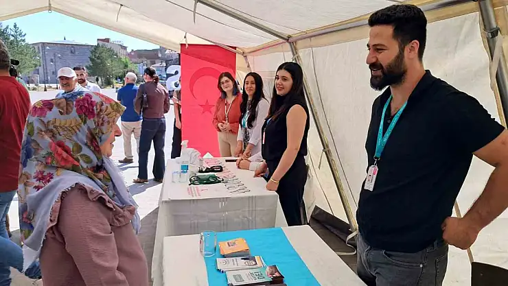Kars'ta Halk Sağlığı Haftası'nda sağlık hizmetleri tanıtıldı ve bilgilendirme stantları kuruldu