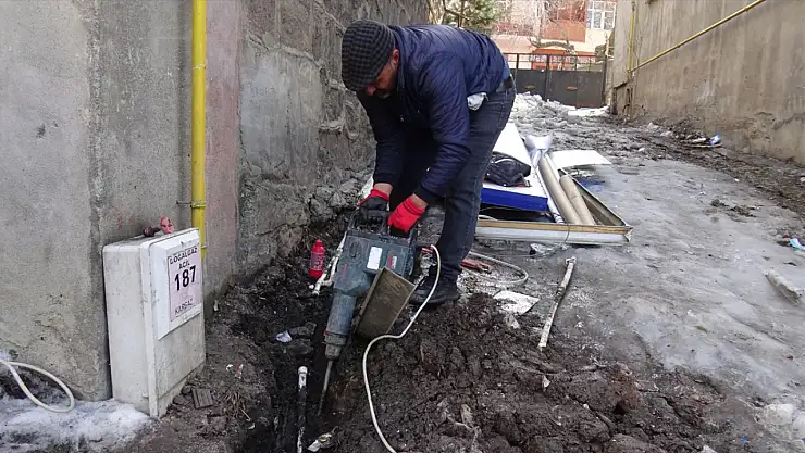 Kars'ta içme suyu şebekeleri dondu