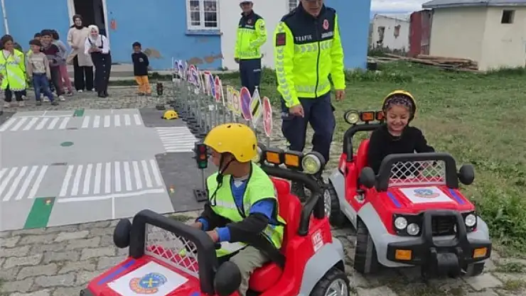 Kars'ta ilkokul öğrencilerine trafik eğitimi verildi