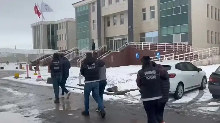 Kars'ta İranlı kurye ifade verdi, uyuşturucu tacirleri yakalandı