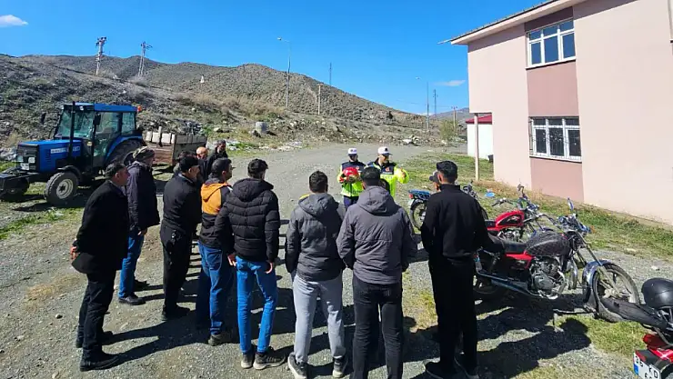 Kars'ta Jandarma'dan Motosiklet Sürücülerine Güvenli Sürüş Eğitimi Verildi
