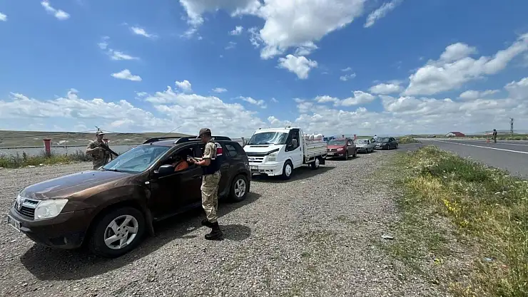 Kars'ta Jandarma Ekiplerinden Güvenlik Denetimi: Huzurlu Bir Şehir İçin Önlem Alındı