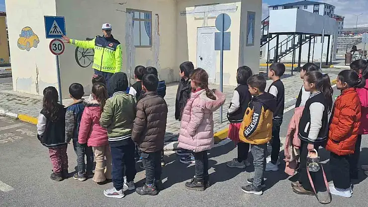 Kars'ta jandarmadan öğrencilere uygulamalı trafik eğitimi!