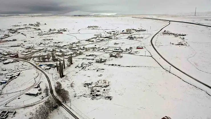 Kars'ta kar 11 köy yolunu kapattı