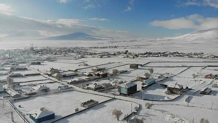 Kars'ta kar yağışı yolları etkiledi, tır mahsur kaldı, ekipler kurtardı