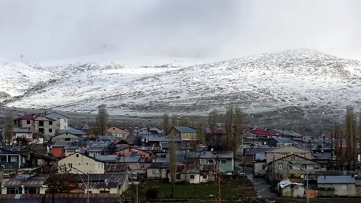 Kars'ta kar yağışı yüksek kesimleri beyaza bürüdü!