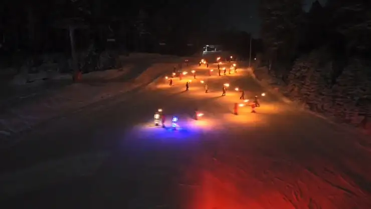 Kars'ta kayak tutkunlarından romantik gösteri