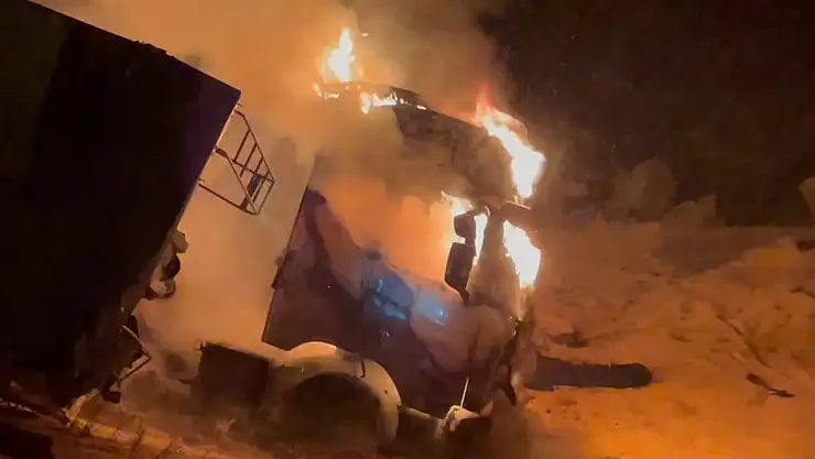 Kars'ta kaza yapan tır alev alev yandı