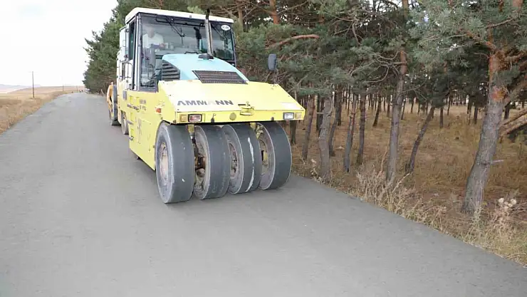 Kars'ta köy yollarına beton asfalt çalışmaları hızla devam ediyor