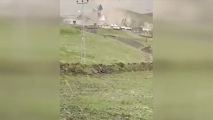 Kars'ta Kuvvetli Fırtına Evlerin Çatısına Hasar Verdi