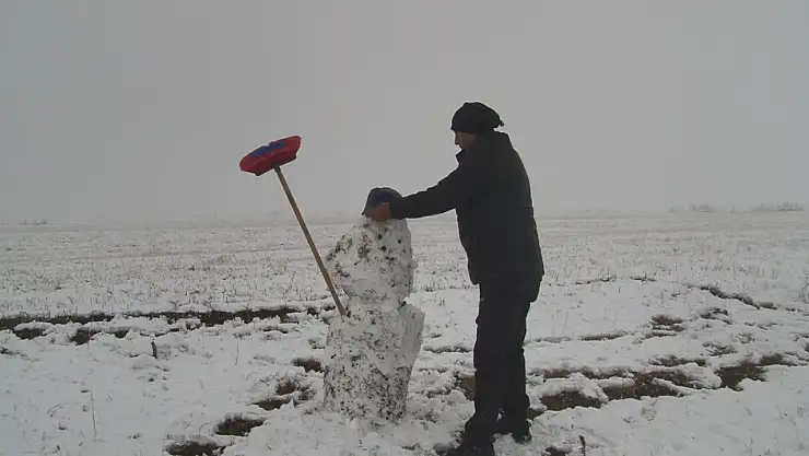 Kars'ta Mevsimin İlk Karı Düştü, Vatandaşlardan Kardan Adam Yapımı Başladı