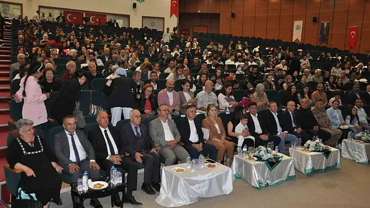 Kars'ta mezuniyet gecesinde büyücü Sahneye çıkan Mor'un kıyafeti ateşte alev aldı ama gösteriye devam etti!