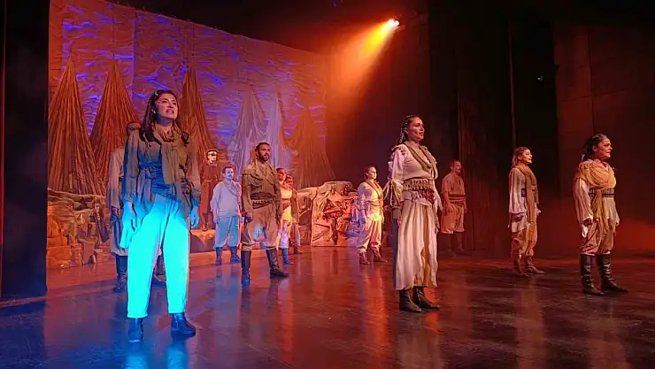 Kars'ta Milli Mücadelenin Cesur ve Kayıp Kadınları tiyatro oyunu izleyicilerden büyük beğeni topladı