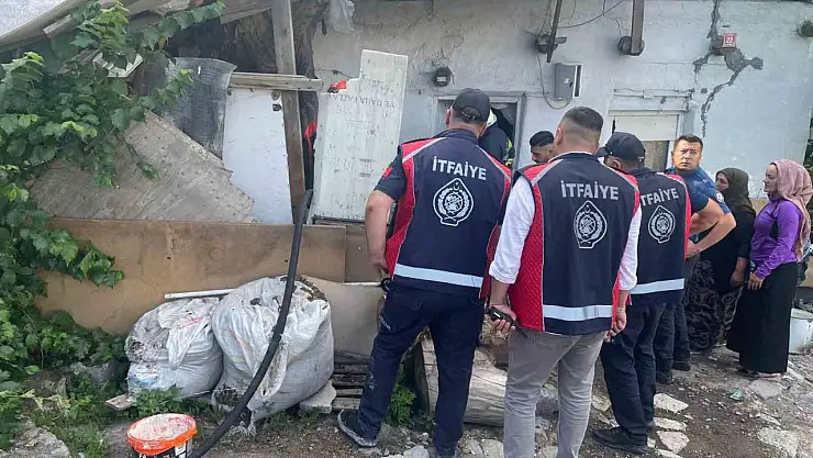 Kars'ta Odunluktaki Yangın İtfaiye Cüretiyle Kontrol Altına Alındı