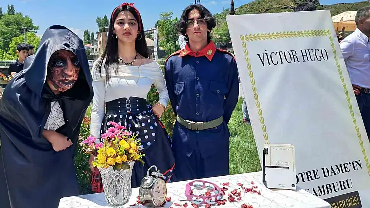 Kars'ta Öğrenciler Roman Kahramanlarını Canlandırarak Tiyatro Şöleni Düzenledi