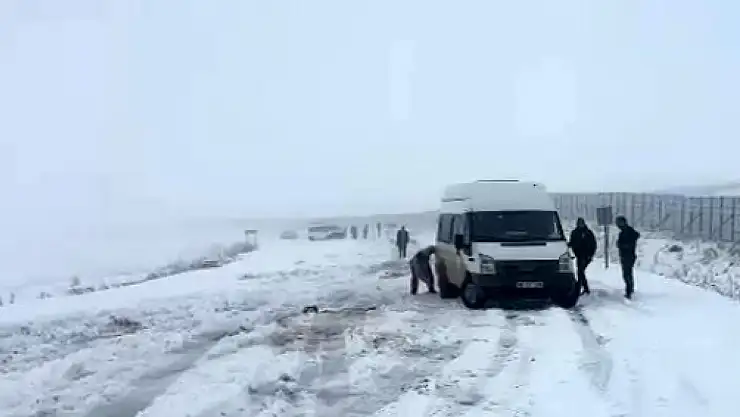 Kars'ta onlarca araç karda mahsur kaldı