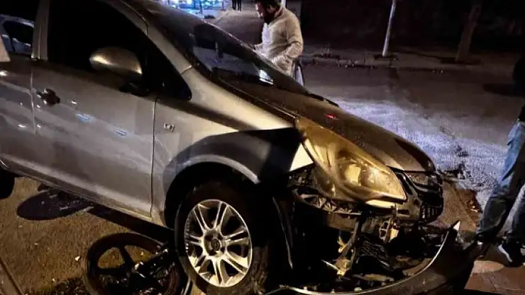 Kars'ta otomobil ile motosiklet çarpıştı, yaralanan yok ancak maddi hasar büyük!