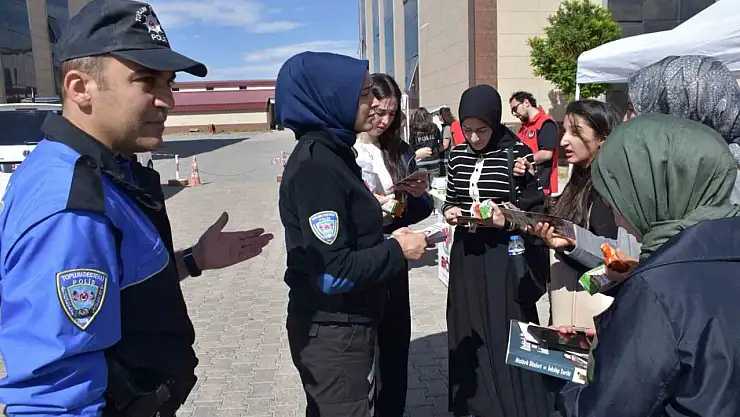 Kars'ta polis, üniversite öğrencilerine güvenlik ve bilinçlendirme semineri düzenledi