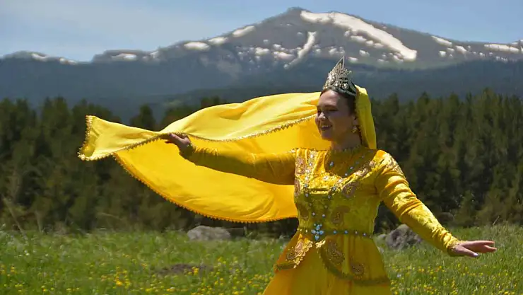 Kars'ta Renkli Çiçekler Arasında Büyüleyici Kafkas Dansı Performansı