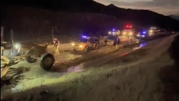 Kars'ta sağanak sel nedeniyle karayolu ulaşıma kapandı, araçlar mahsur kaldı