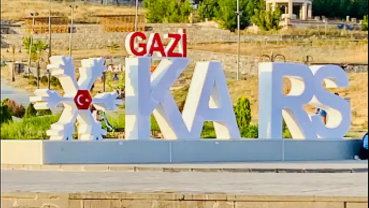 Kars'ta Şehrin Simgesi 'Gazi Kars' Yazısı Ziyaretçileri Karşılıyor