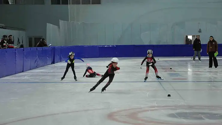 Kars'ta Short Track Türkiye birinciliği yarışları başladı