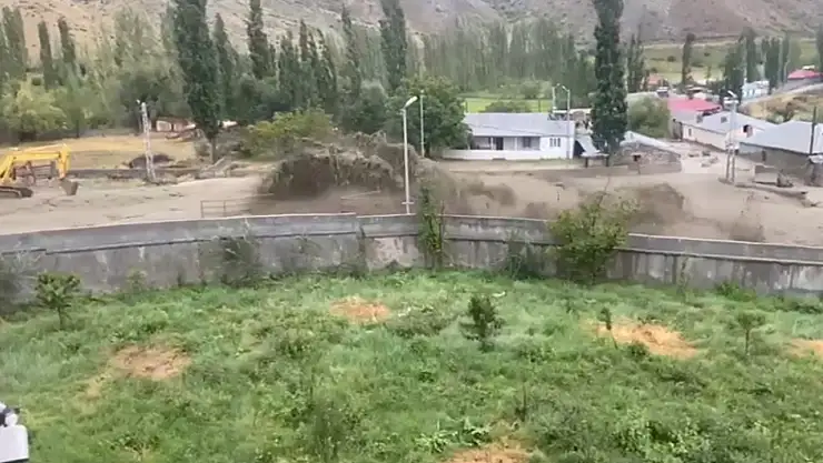 Kars'ta şiddetli yağışlar sele neden oldu, 8 köyde yaşam felç oldu