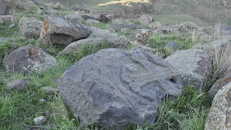 Kars'ta Tarihi Haçlı Mezar Taşları Göz Kamaştırıyor!