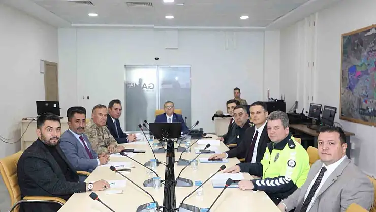 Kars'ta trafik güvenliği için yol levhaları sadeleştiriliyor