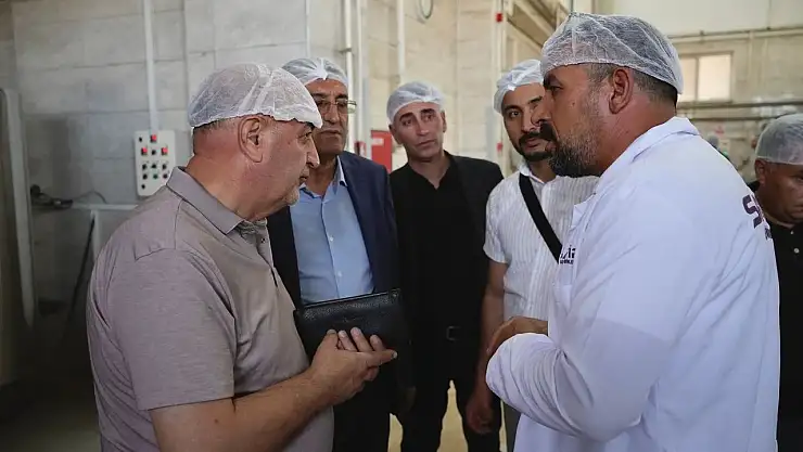 Kars'ta Türkiye ve Azerbaycan iş insanları buluştu, ticaret fırsatları masaya yatırıldı.