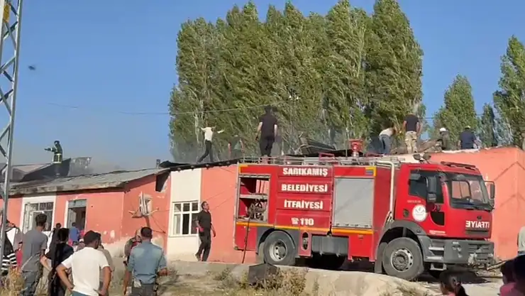 Kars'ta yangın paniği: bir ev kullanılmaz hale geldi, can kaybı yok