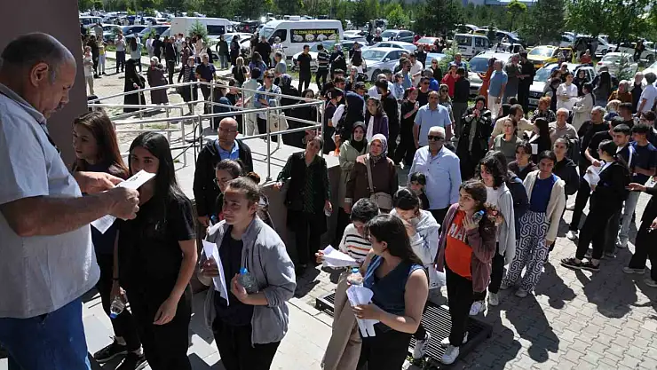 Kars'ta YKS Coşkusu: Öğrenciler Sınav Heyecanını Yaşıyor!