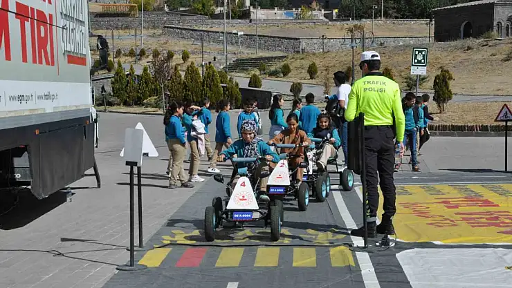 Kars'taki Öğrencilere Mobil Trafik Eğitimi ile Güvenli Trafik Bilinci Kazandırıldı