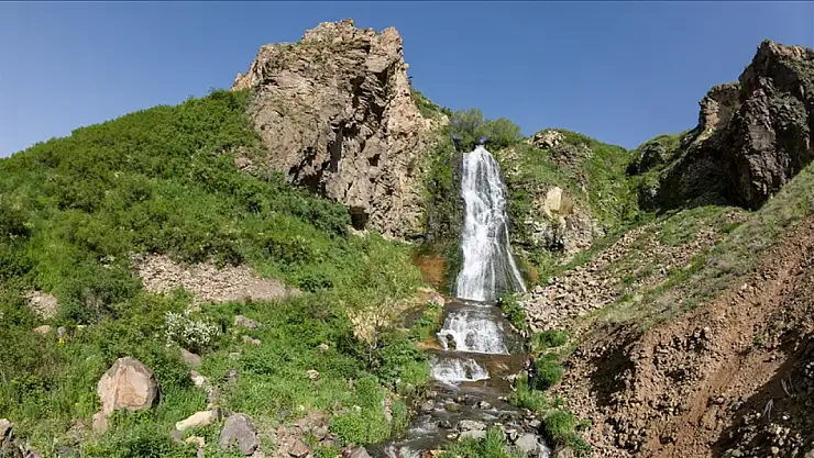 Kars'taki Susuz Şelalesi, Yağışların Etkisiyle Coşkusunu Artırdı